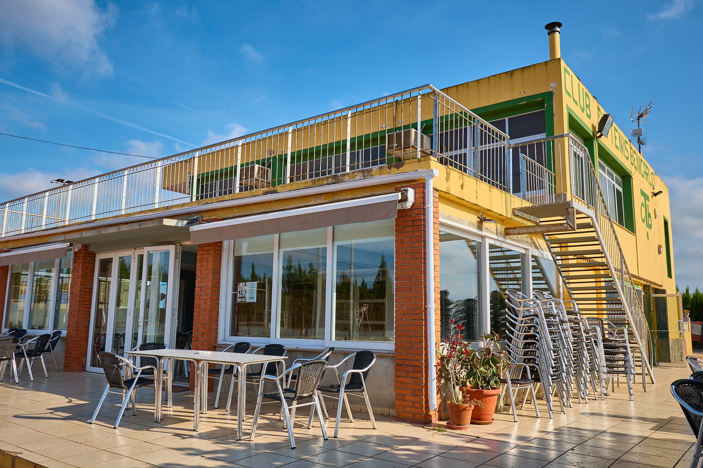 Terraza y comedor del bar restaurante del Club