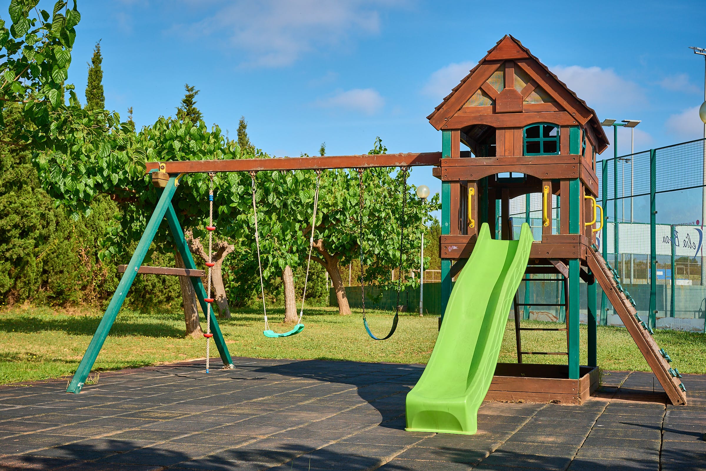 Court polyvalent et aire de jeux pour enfants du Club
